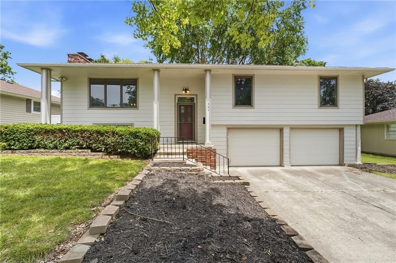 305 Marion Ln, Lee's Summit, MO 64081