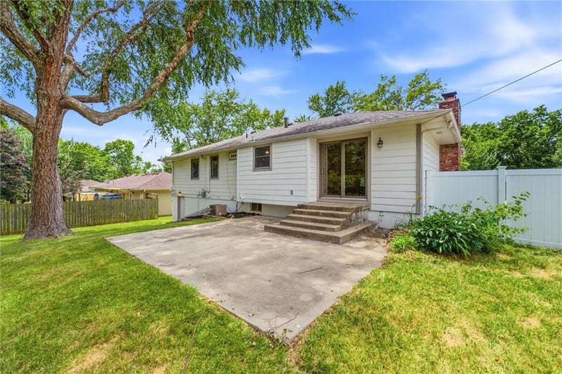 305 Marion Ln, Lee's Summit, MO 64081