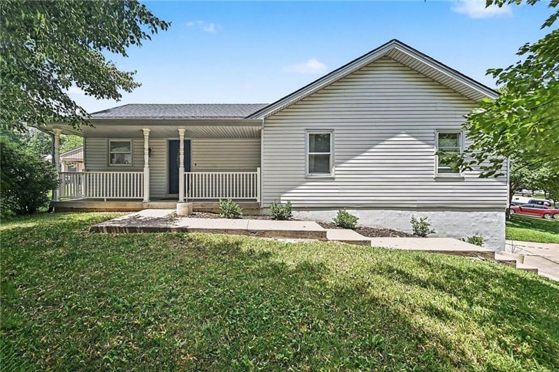1720 Regency Dr, Kearney, MO 64060