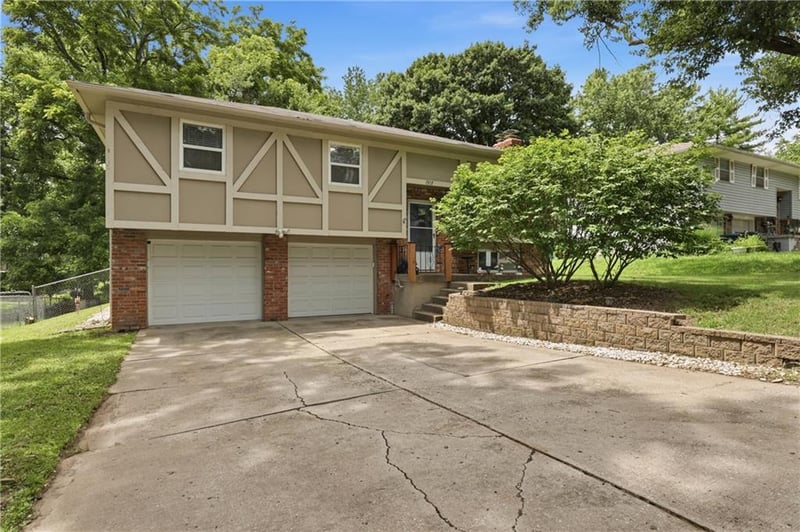 1917 Piccadilly St, Blue Springs, MO 64014