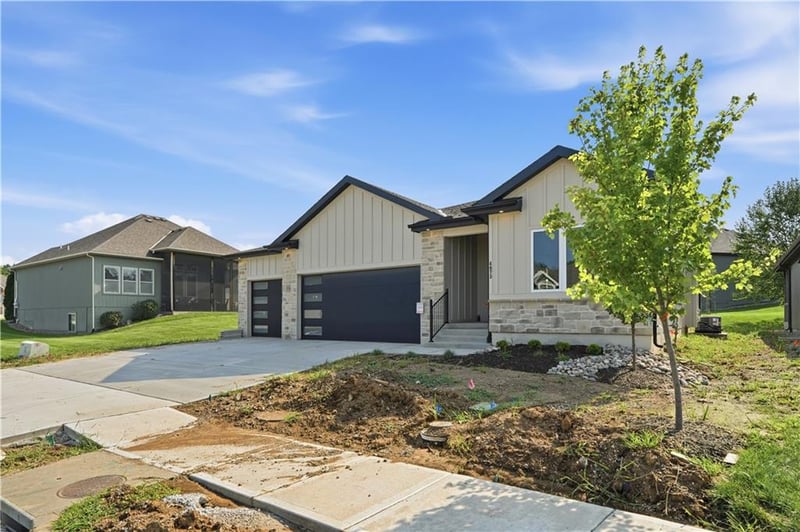 4073 NE Chapel Manor Dr, Lee's Summit, MO 64064
