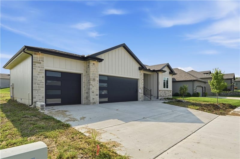 4073 NE Chapel Manor Dr, Lee's Summit, MO 64064