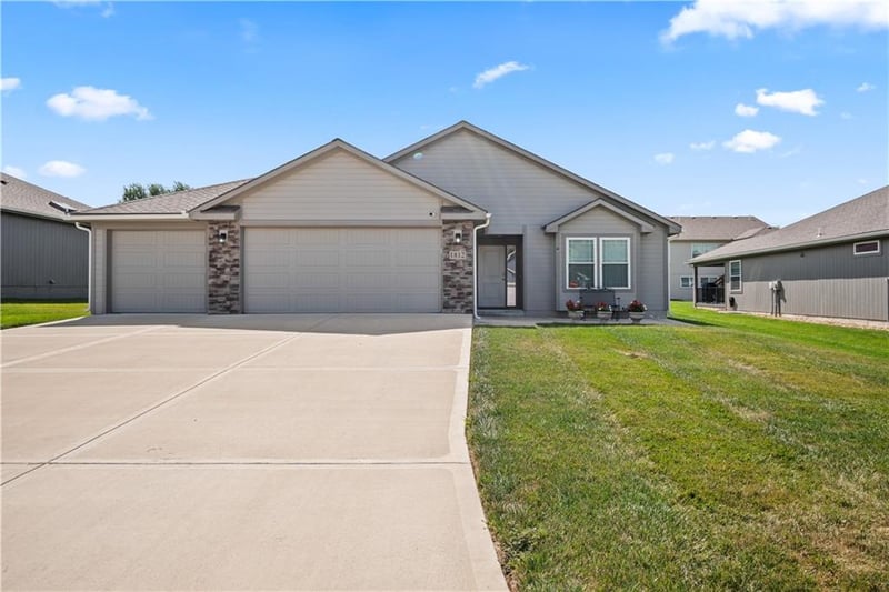1812 Crane Ln, Independence, MO 64058