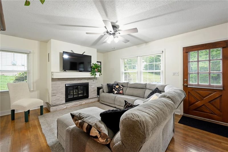 12709 Silver Ln, Sugar Creek, MO 64050