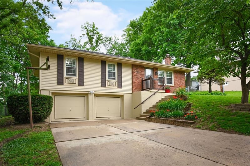 12709 Silver Ln, Sugar Creek, MO 64050