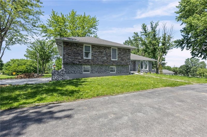 12223 Hills Rd, Kearney, MO 64060