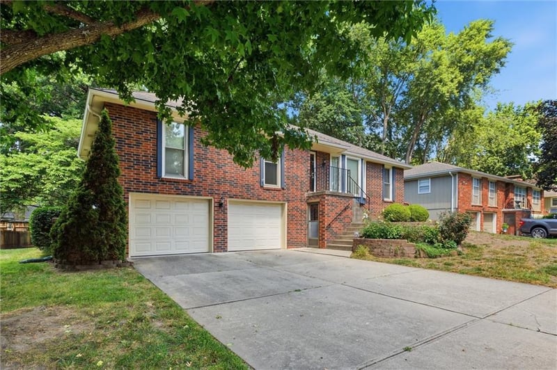2728 Queen Ridge Dr, Independence, MO 64055