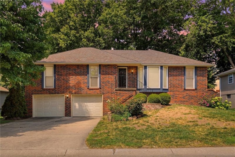 2728 Queen Ridge Dr, Independence, MO 64055