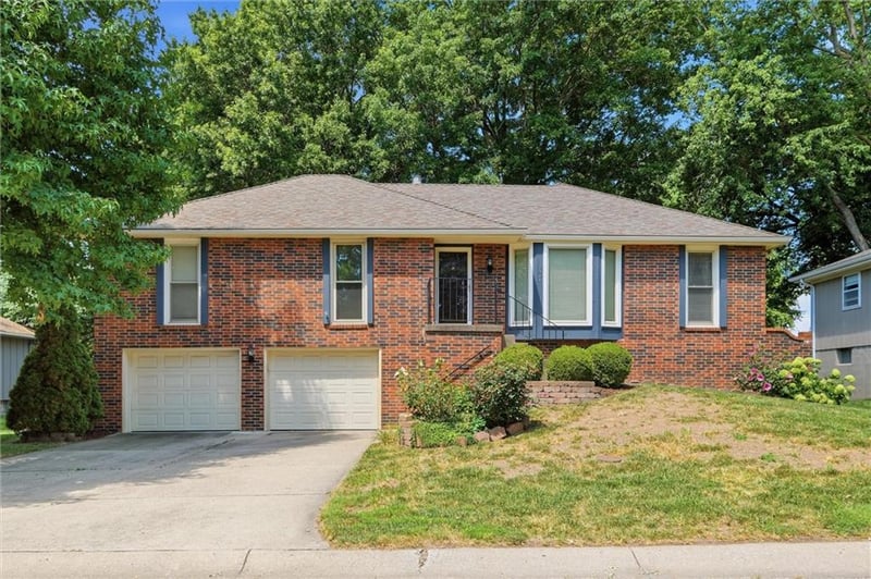 2728 Queen Ridge Dr, Independence, MO 64055