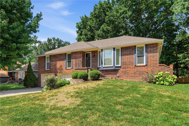 2728 Queen Ridge Dr, Independence, MO 64055