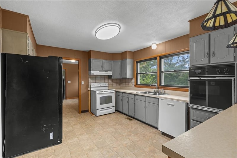 17029 Springdale Rd, Leavenworth, KS 66048