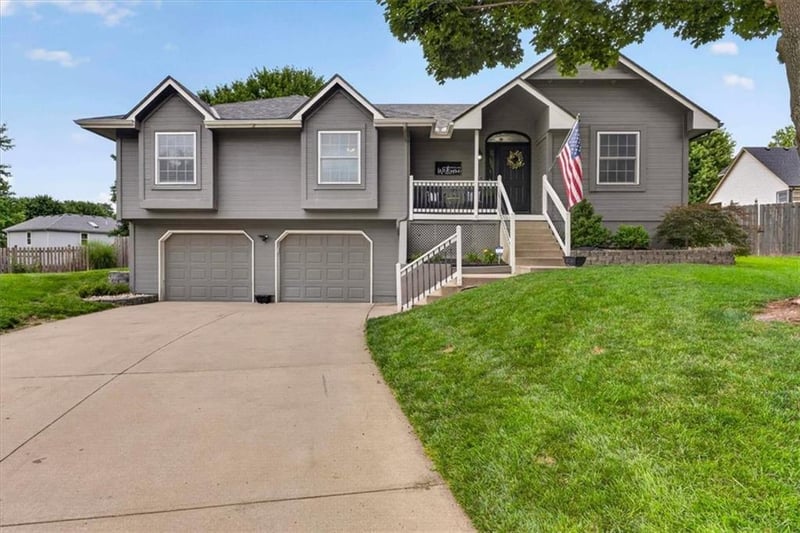 207 Bridge Pl, Blue Springs, MO 64014