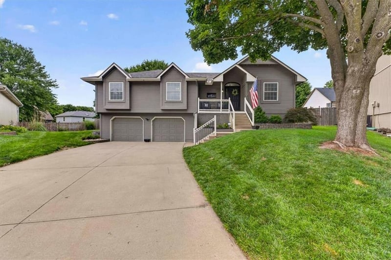 207 Bridge Pl, Blue Springs, MO 64014