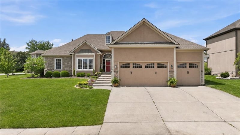 1416 Cross Creek Dr, Raymore, MO 64083