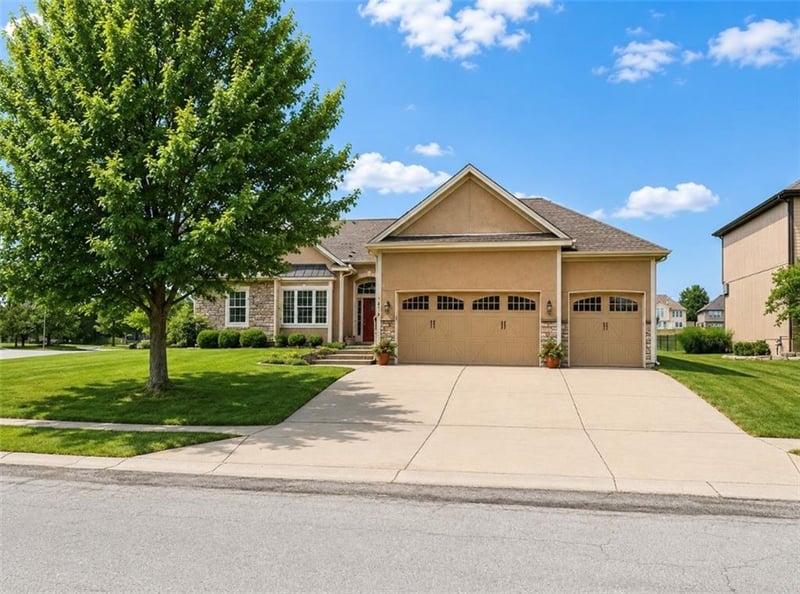 1416 Cross Creek Dr, Raymore, MO 64083