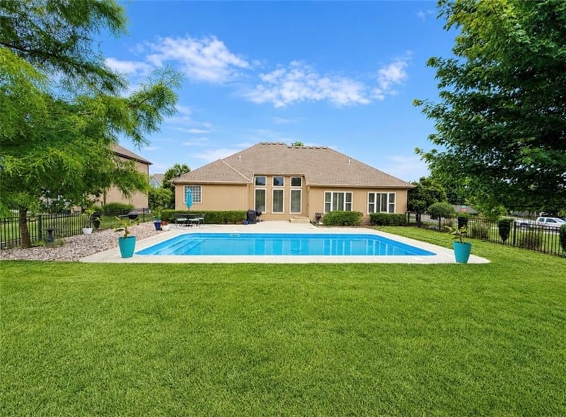 1416 Cross Creek Dr, Raymore, MO 64083