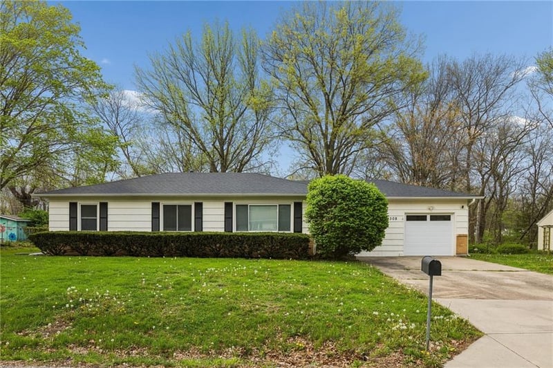 1308 Middlebrook Dr, Liberty, MO 64068