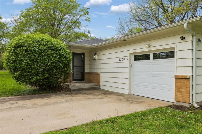 1308 Middlebrook Dr, Liberty, MO 64068