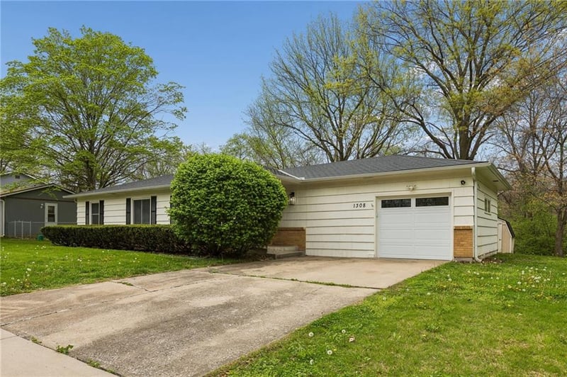 1308 Middlebrook Dr, Liberty, MO 64068