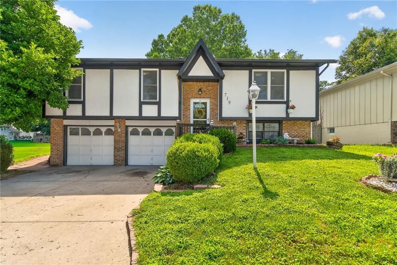 719 6th St, Edwardsville, KS 66111