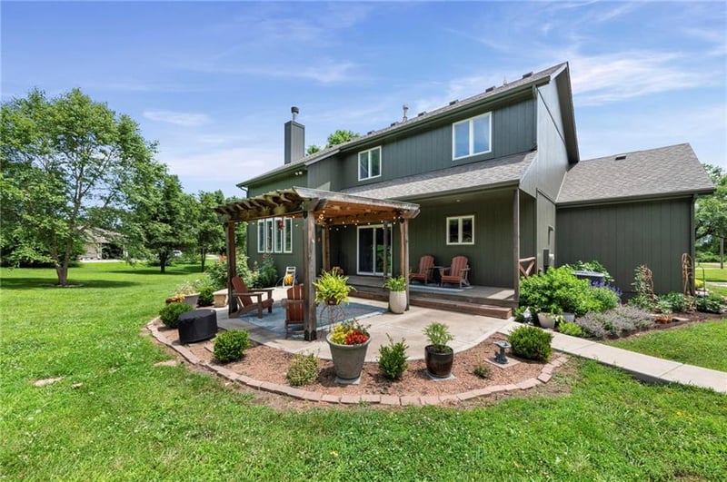 1812 150th St, Basehor, KS 66007
