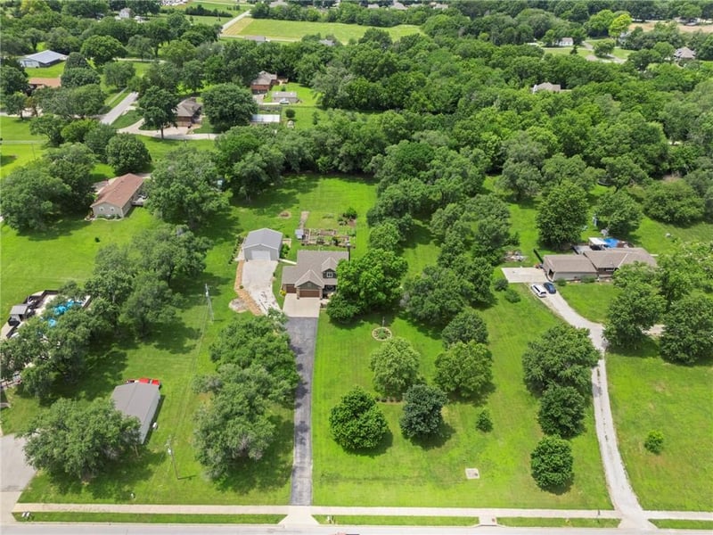 1812 150th St, Basehor, KS 66007