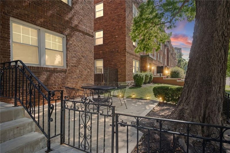212 Emanuel Cleaver Ii Blvd #2 West, Kansas City, MO 64111