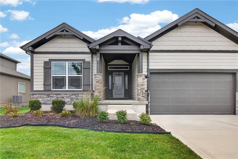 1517 Georgetown Dr, Lee's Summit, MO 64082