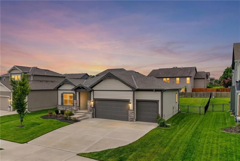 1517 Georgetown Dr, Lee's Summit, MO 64082