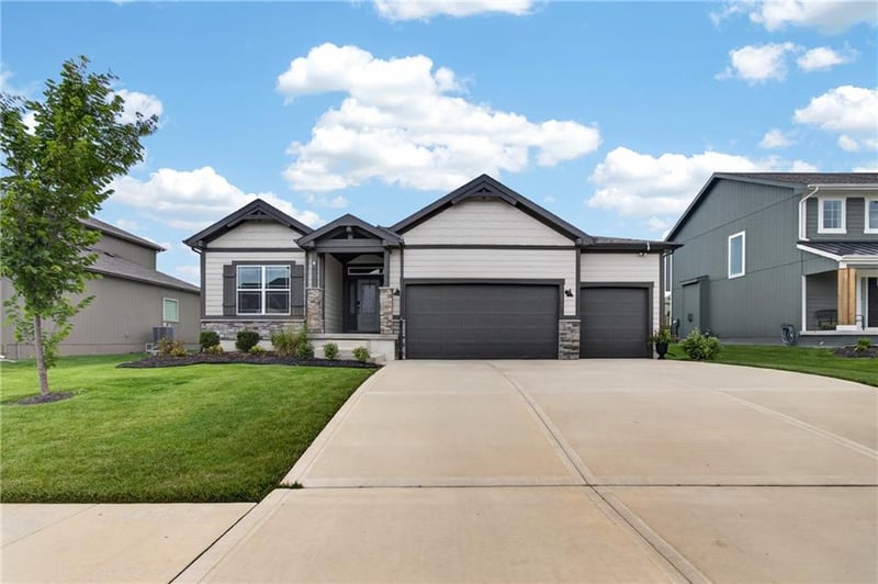1517 Georgetown Dr, Lee's Summit, MO 64082