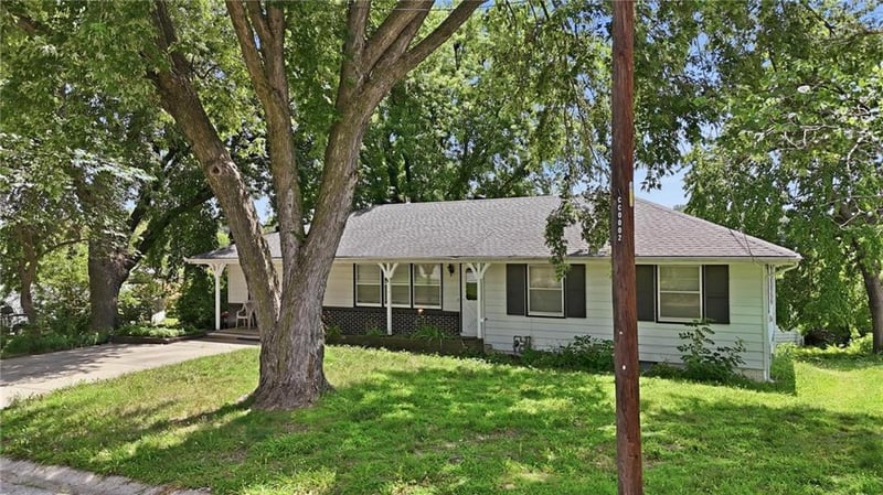 483 Meadowbrook Rd, Kansas City, MO 64119