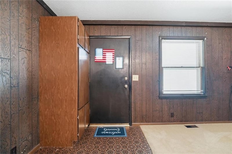 483 Meadowbrook Rd, Kansas City, MO 64119