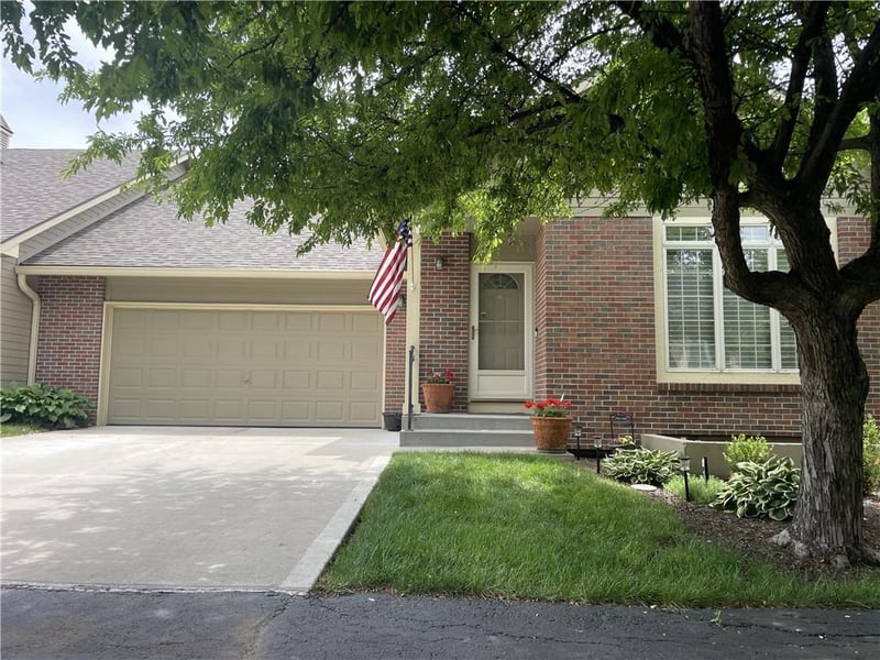15756 Sunset Dr #703, Olathe, KS 66062