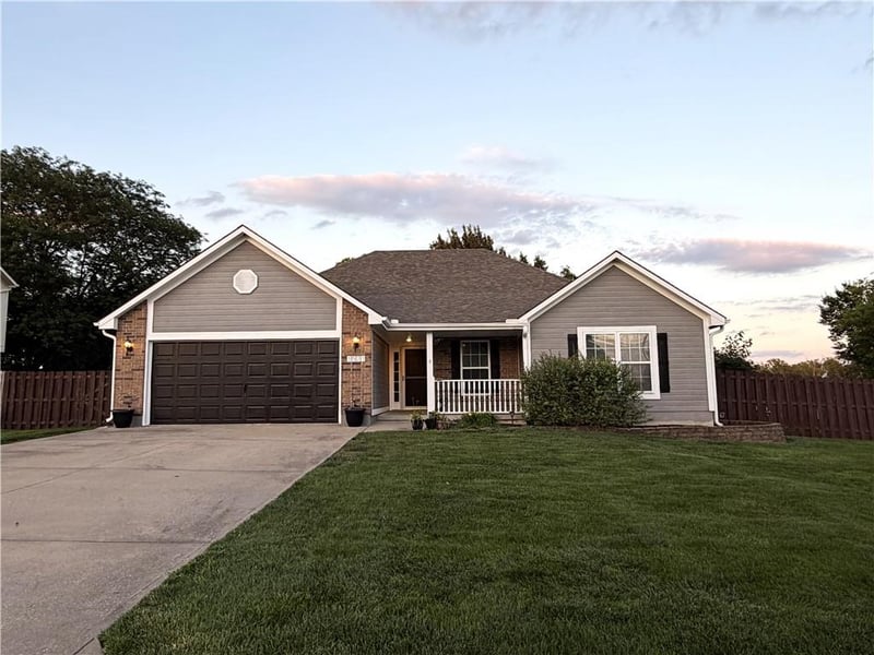 1521 Dalton Dr, Lee's Summit, MO 64081