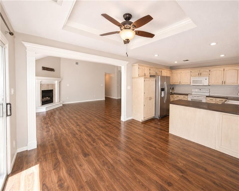 1521 Dalton Dr, Lee's Summit, MO 64081