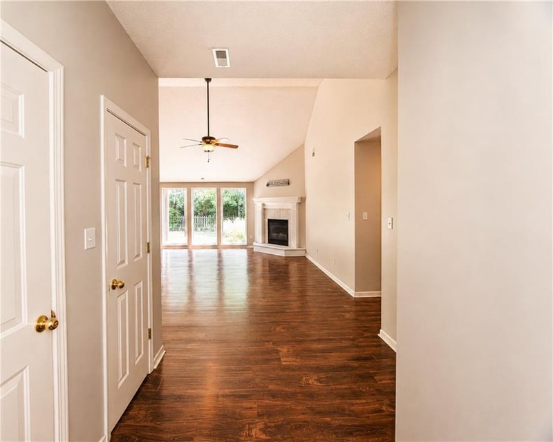 1521 Dalton Dr, Lee's Summit, MO 64081