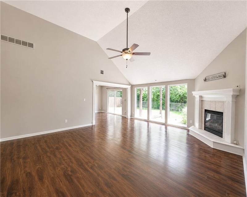 1521 Dalton Dr, Lee's Summit, MO 64081