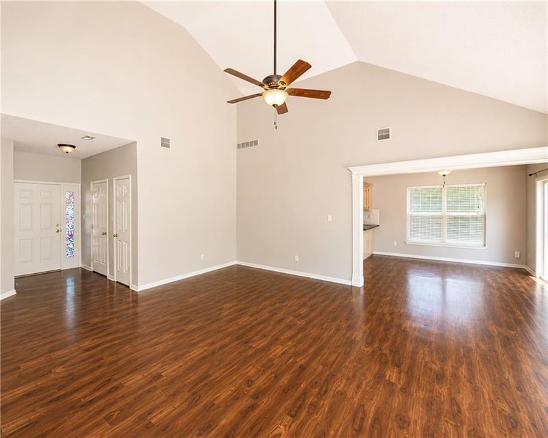 1521 Dalton Dr, Lee's Summit, MO 64081