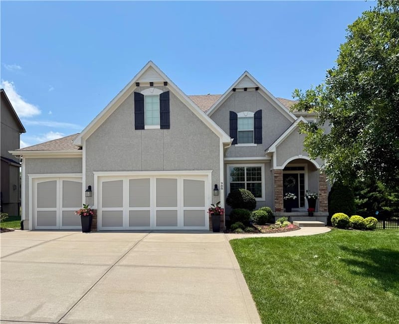 988 Perth Shire Dr, Lee's Summit, MO 64081