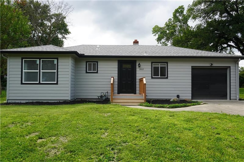 2412 Queen Ridge Dr, Independence, MO 64055
