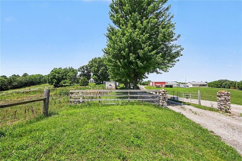 9220 NW N Hw, Kansas City, MO 64153