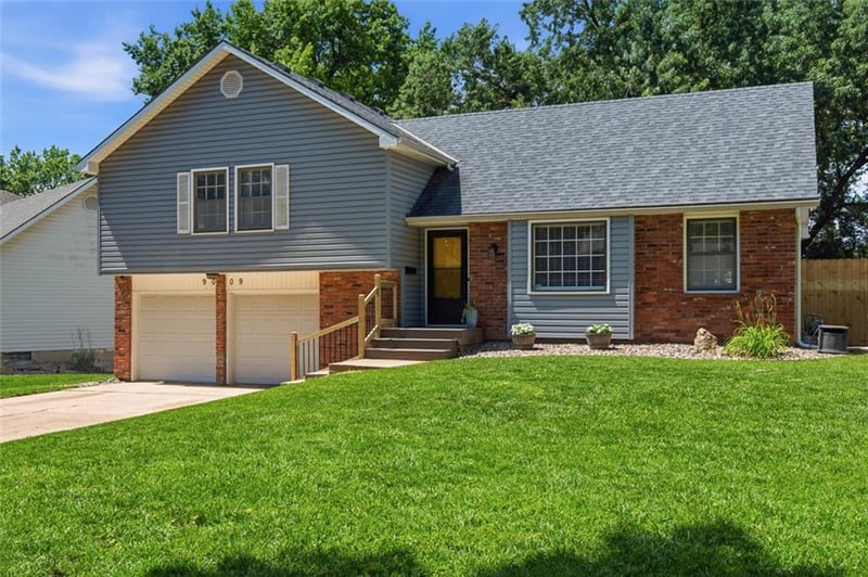 9009 82nd Pl, Overland Park, KS 66204