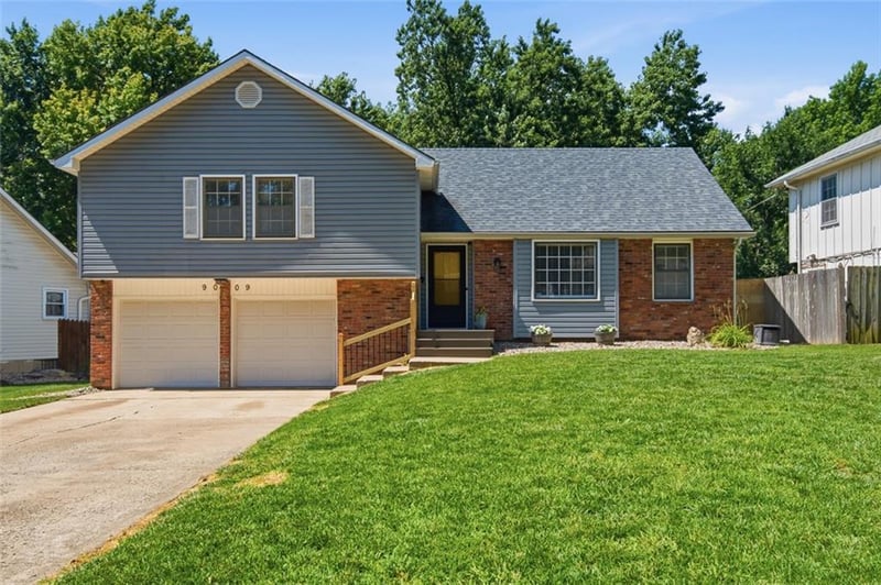 9009 82nd Pl, Overland Park, KS 66204