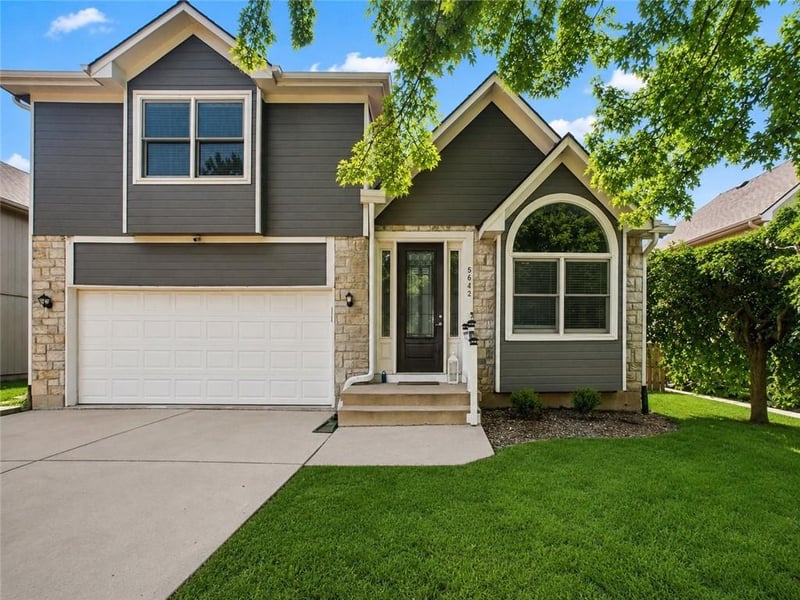 5642 Brownridge Dr, Shawnee, KS 66218