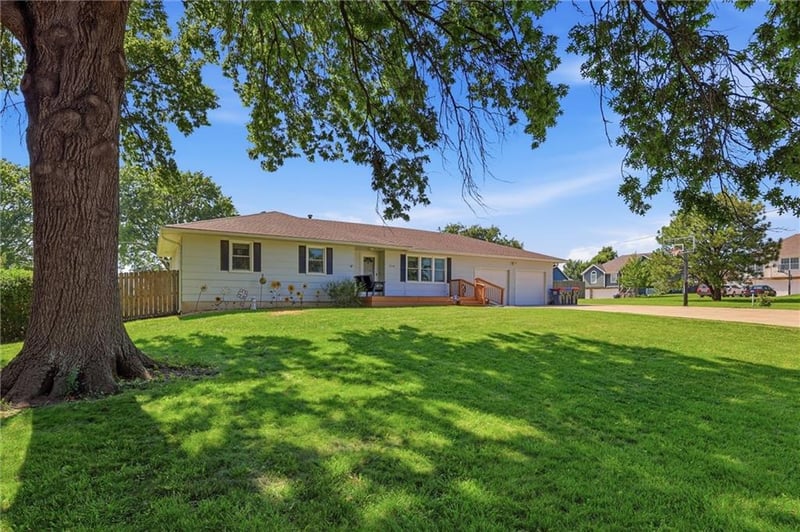 3714 154th Ter, Basehor, KS 66007