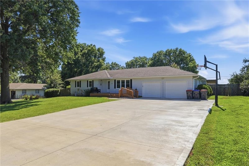 3714 154th Ter, Basehor, KS 66007