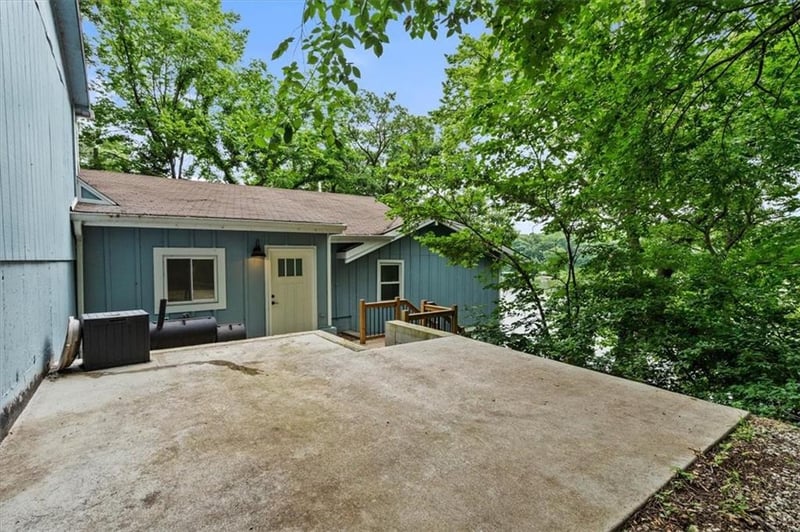 5058 Comanche Ln, Mclouth, KS 66054