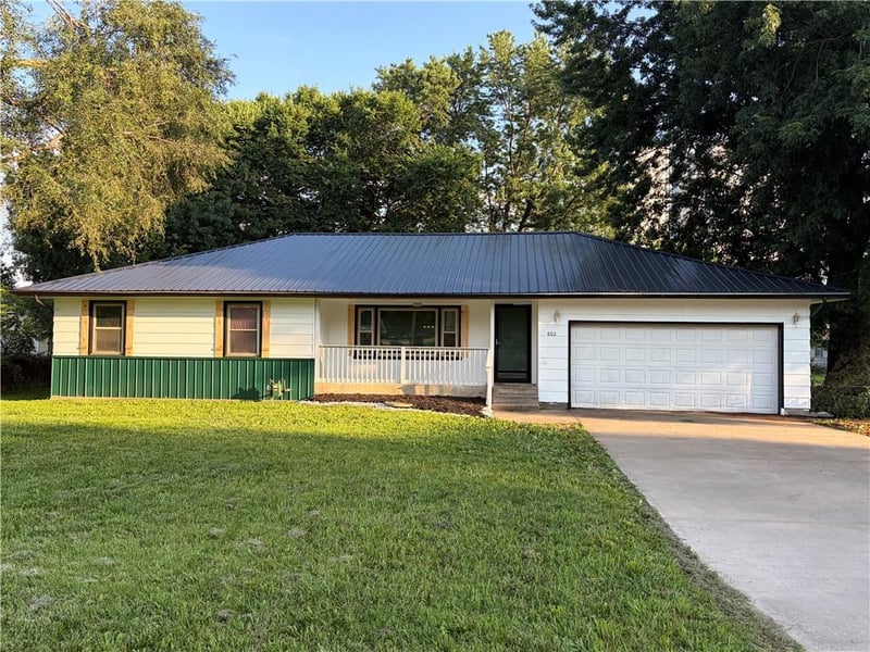 802 4th Ave, Garnett, KS 66032