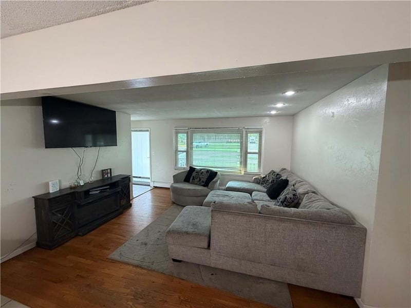 802 4th Ave, Garnett, KS 66032