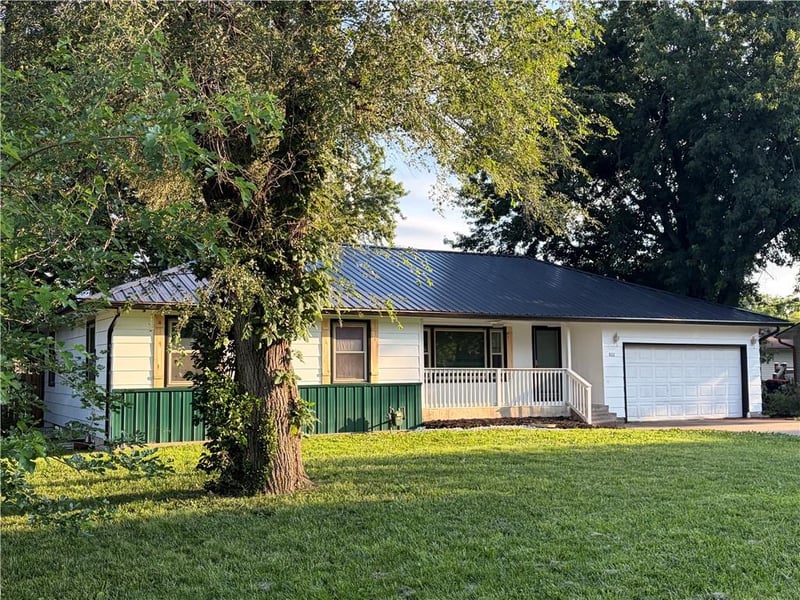 802 4th Ave, Garnett, KS 66032